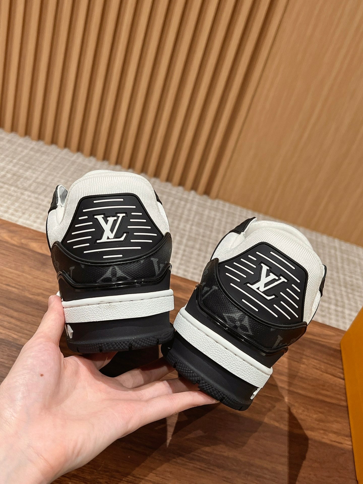 Couple's ๐๐ฟ๐ฎ๐ถ๐ป๐ฒ๐ฟ series latest sports shoes