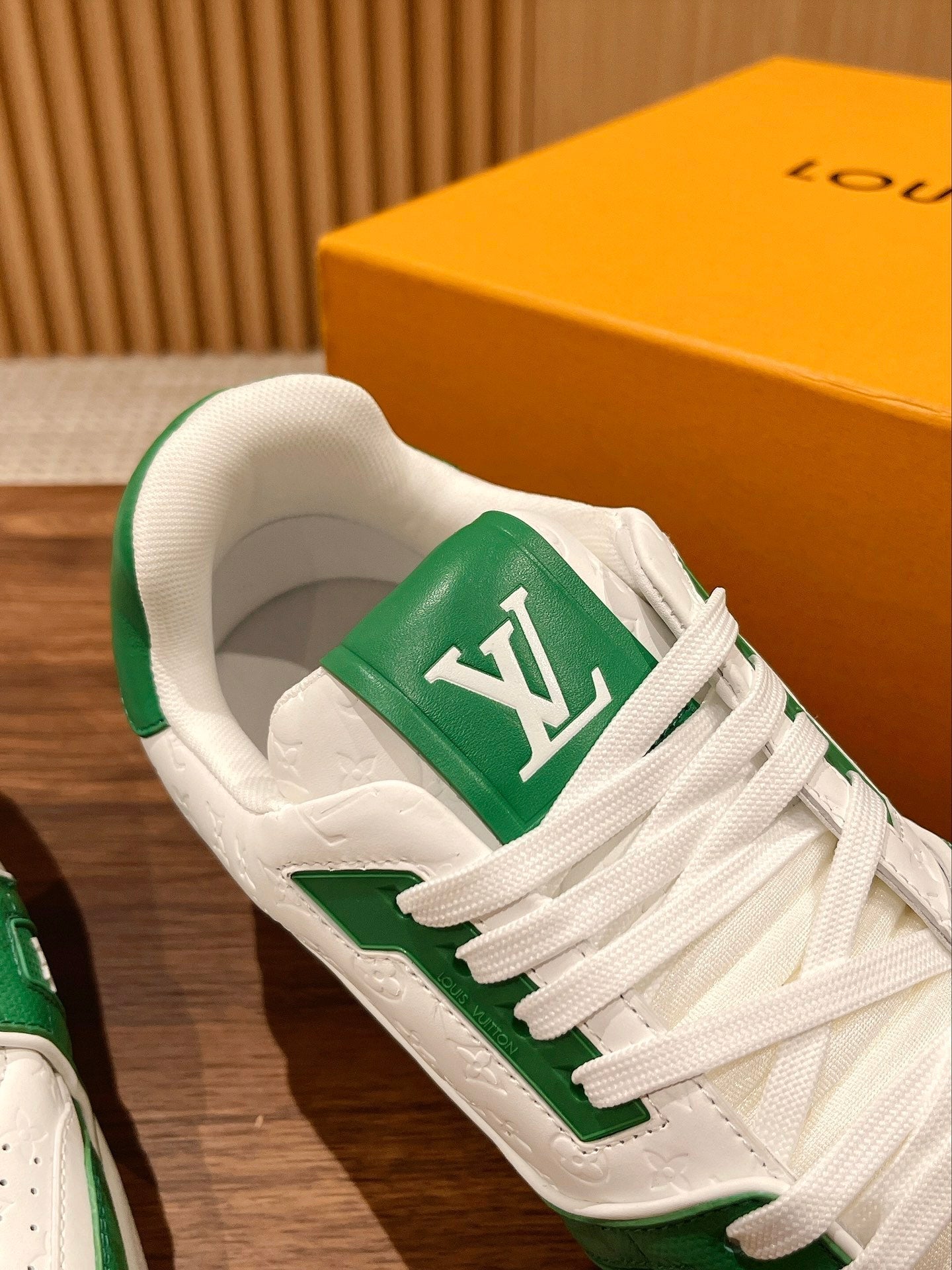 Couple's ๐๐ฟ๐ฎ๐ถ๐ป๐ฒ๐ฟ series latest sports shoes