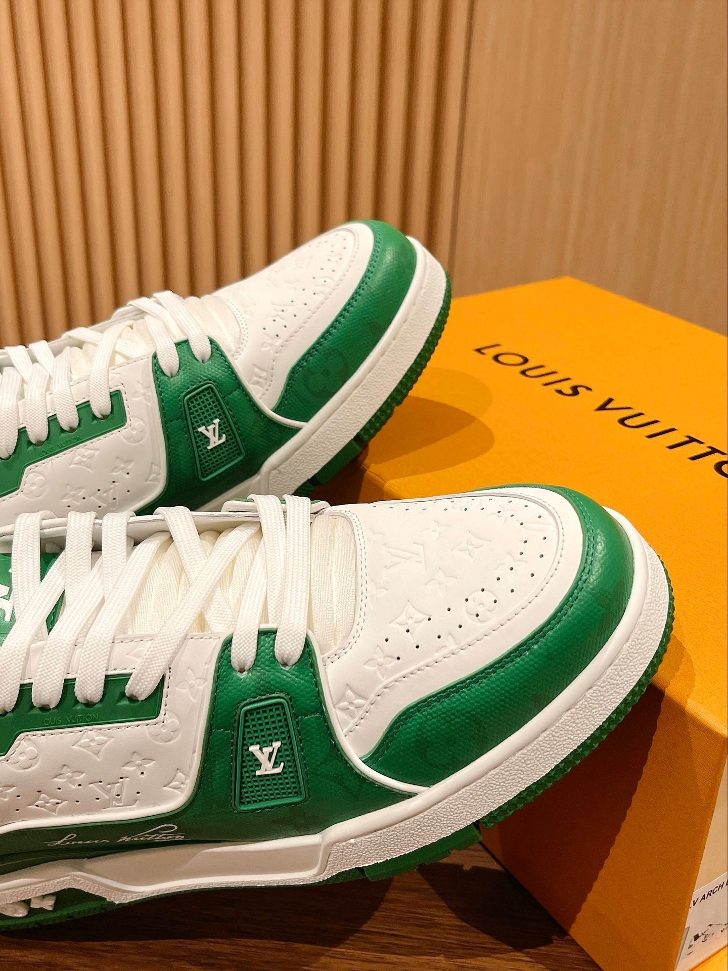 Couple's ๐๐ฟ๐ฎ๐ถ๐ป๐ฒ๐ฟ series latest sports shoes
