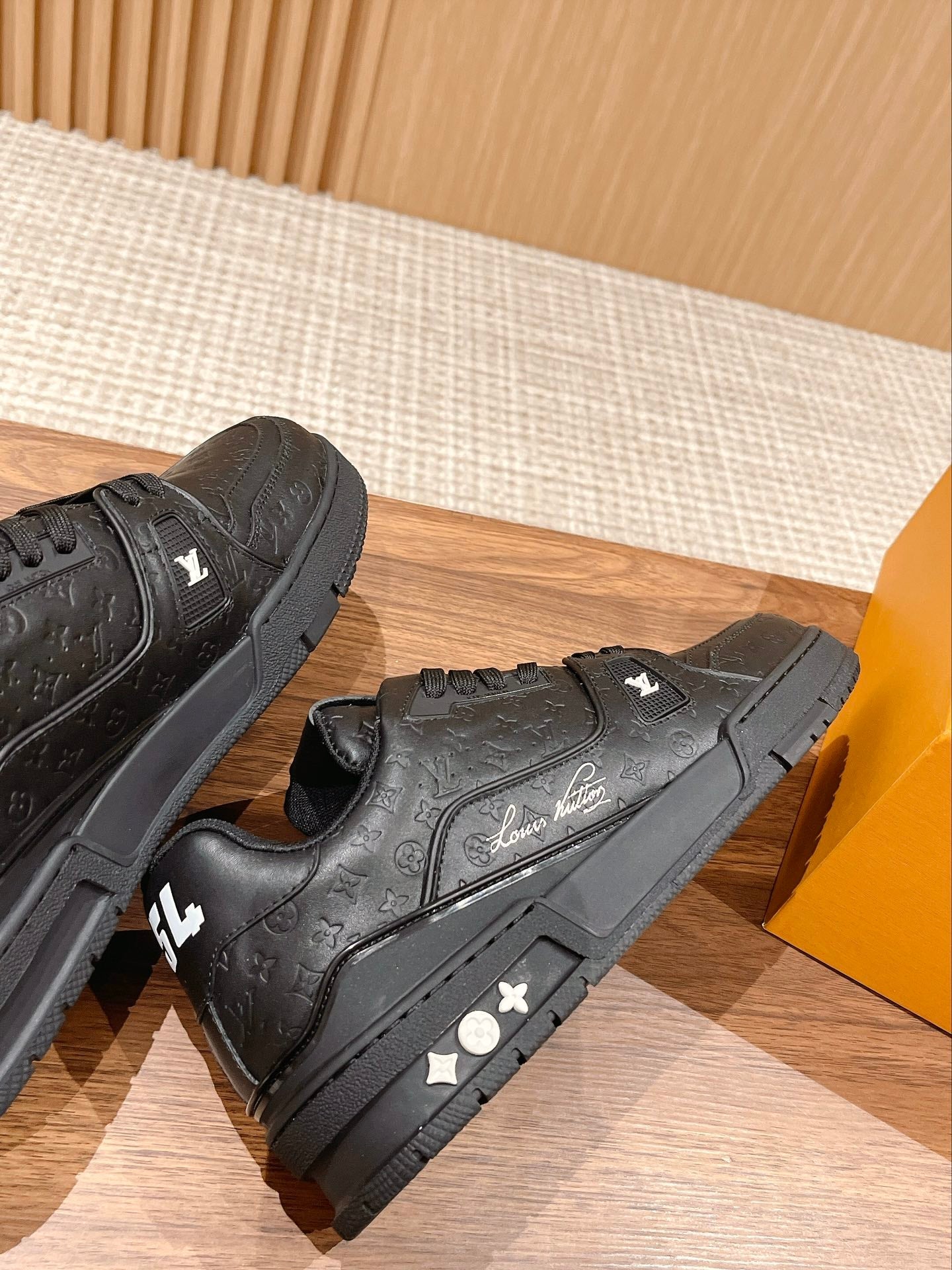 Couple's ๐๐ฟ๐ฎ๐ถ๐ป๐ฒ๐ฟ series latest sports shoes