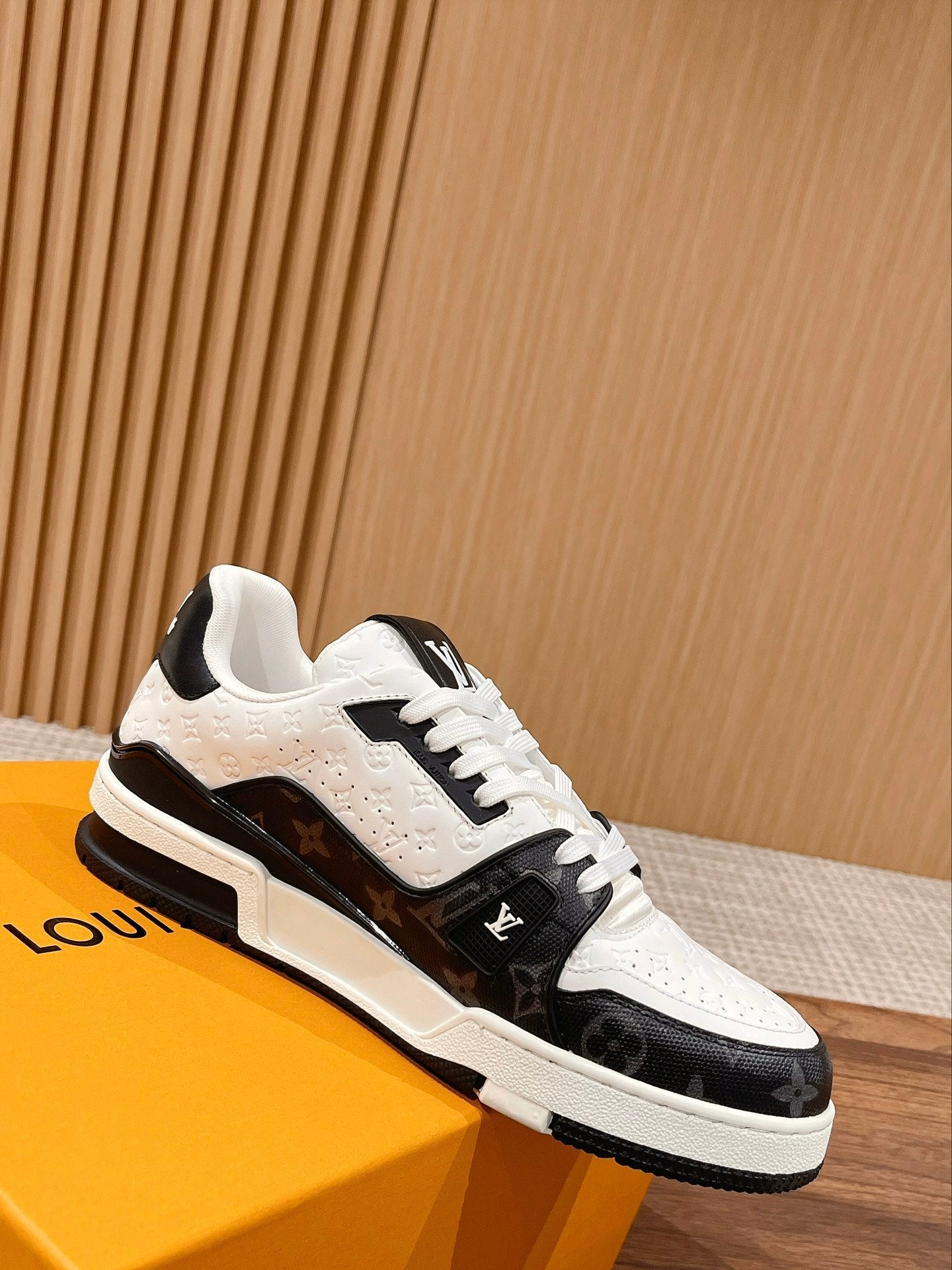Couple's ๐๐ฟ๐ฎ๐ถ๐ป๐ฒ๐ฟ series latest sports shoes