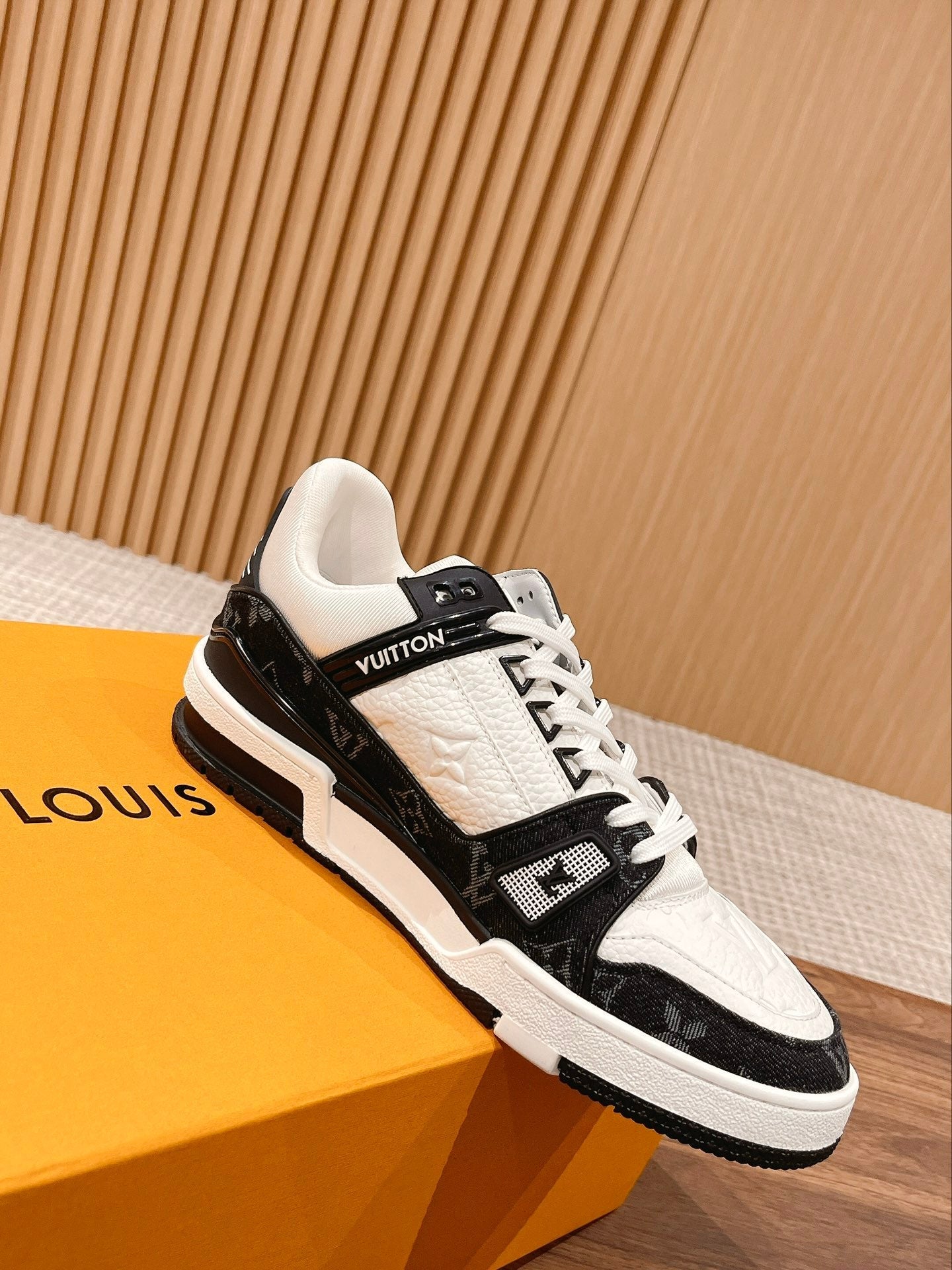 Couple's ๐๐ฟ๐ฎ๐ถ๐ป๐ฒ๐ฟ series latest sports shoes