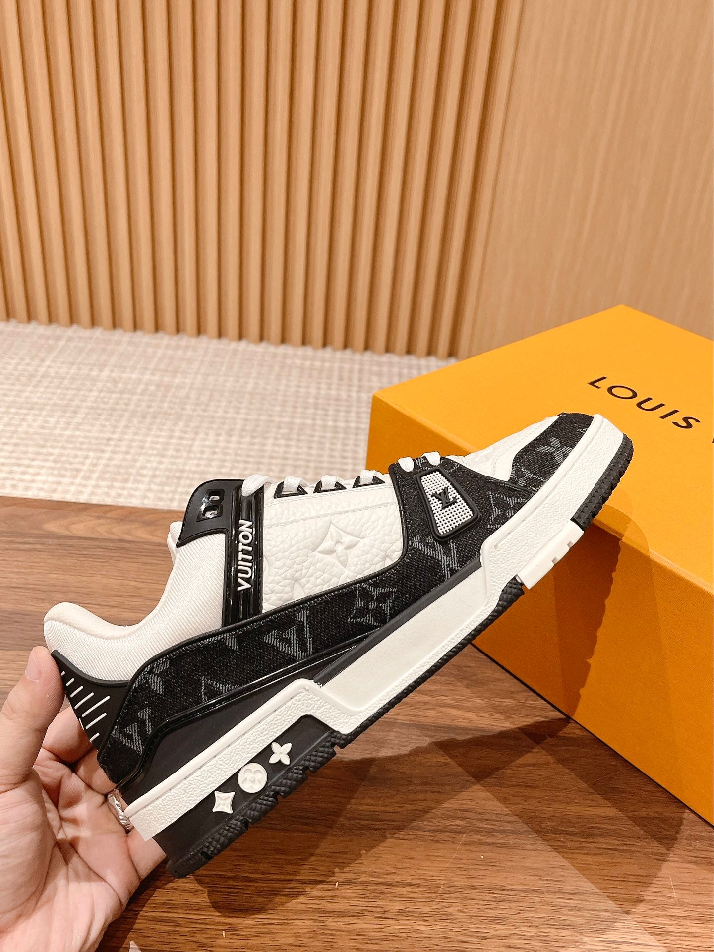 Couple's ๐๐ฟ๐ฎ๐ถ๐ป๐ฒ๐ฟ series latest sports shoes