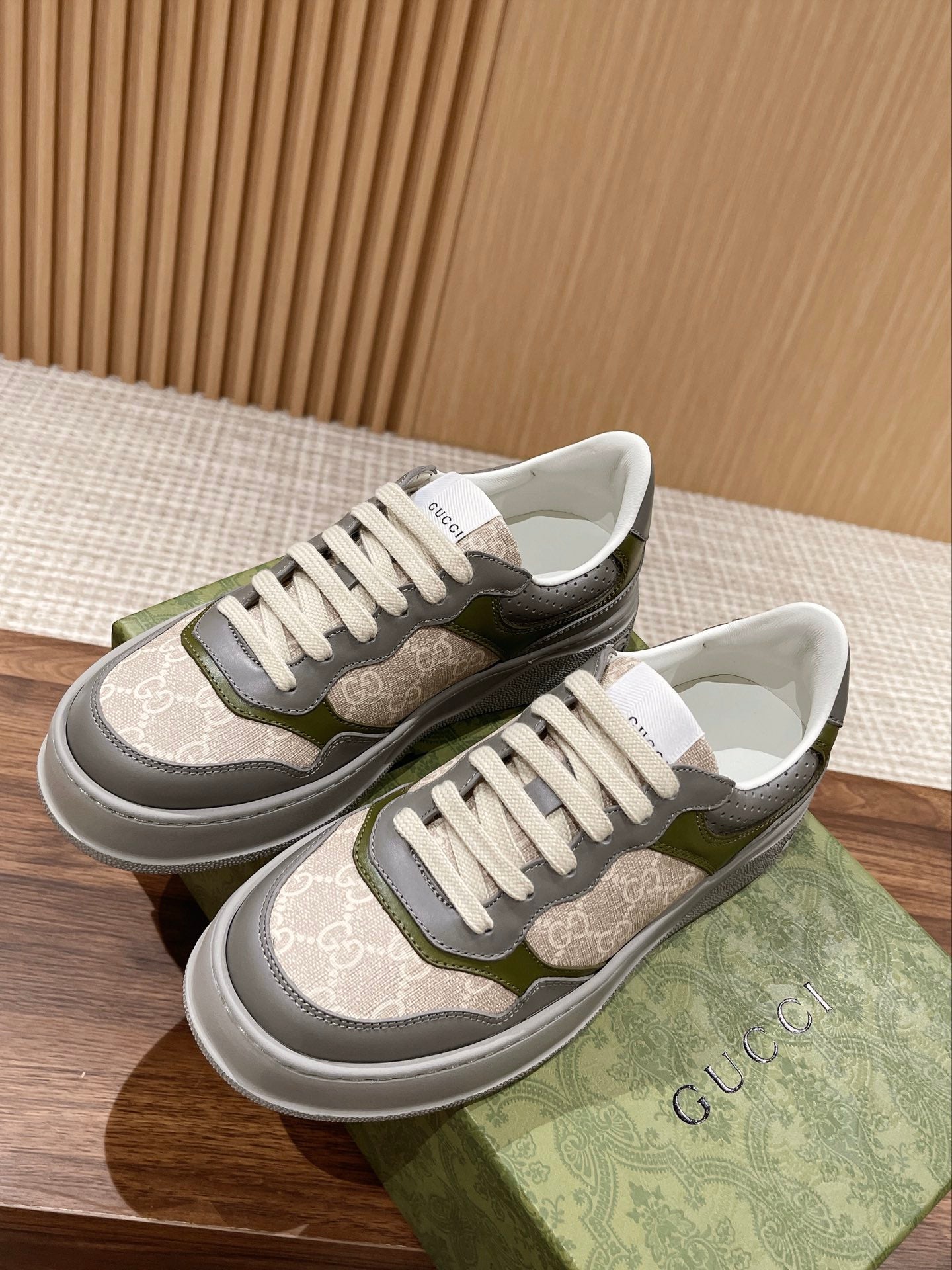 Couple's ๐๐ก๐ฎ๐ง๐ค๐ฒ latest biscuit shoes