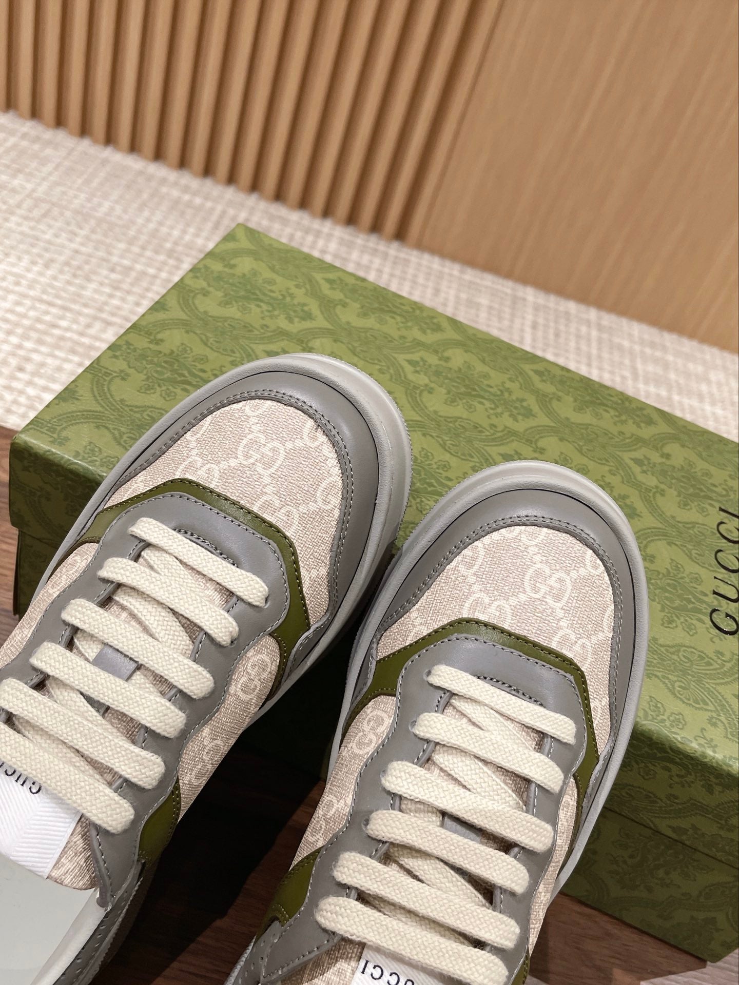 Couple's ๐๐ก๐ฎ๐ง๐ค๐ฒ latest biscuit shoes
