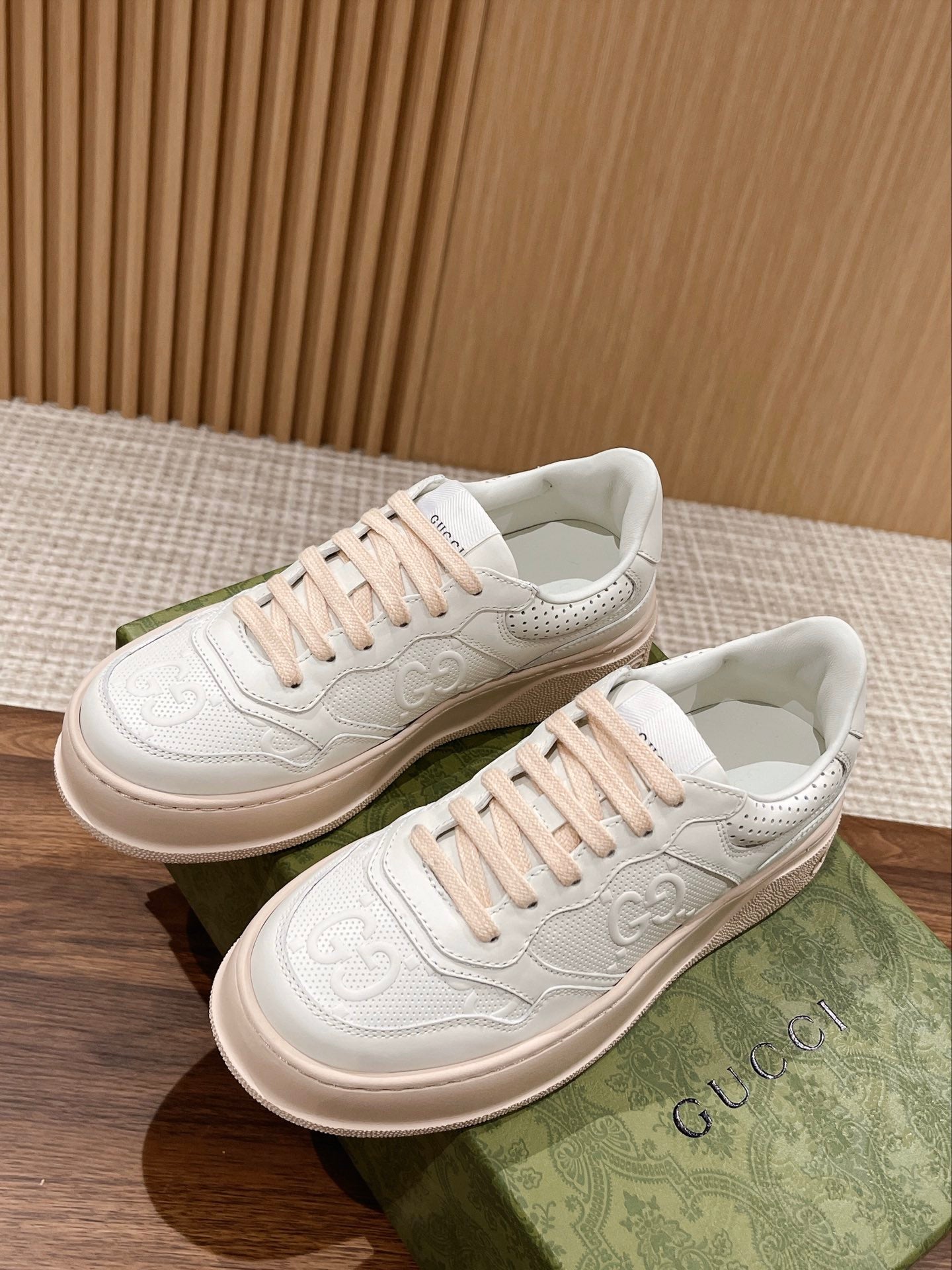 Couple's ๐๐ก๐ฎ๐ง๐ค๐ฒ latest biscuit shoes