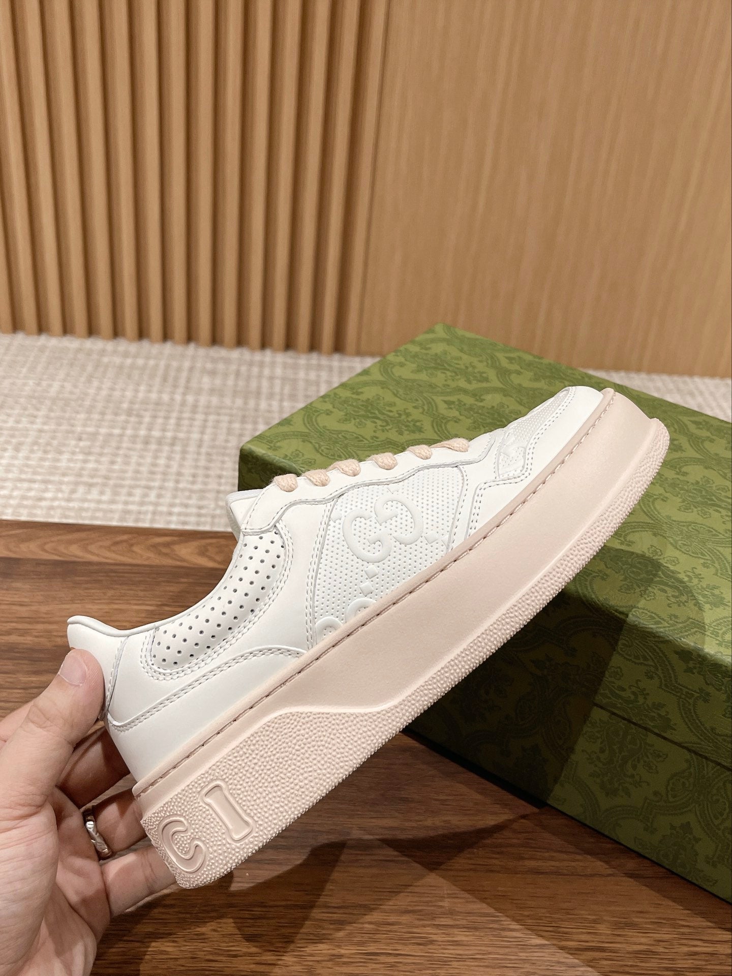 Couple's ๐๐ก๐ฎ๐ง๐ค๐ฒ latest biscuit shoes