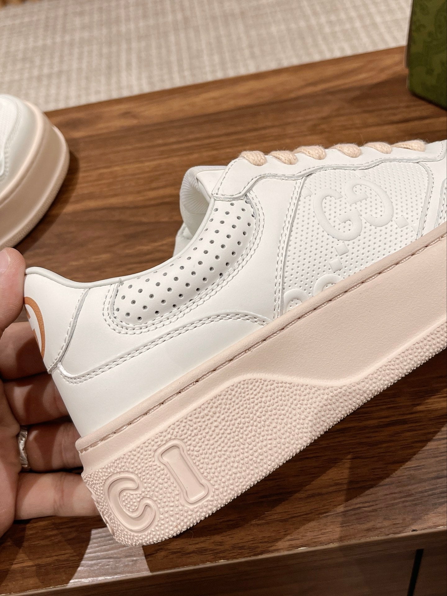 Couple's ๐๐ก๐ฎ๐ง๐ค๐ฒ latest biscuit shoes