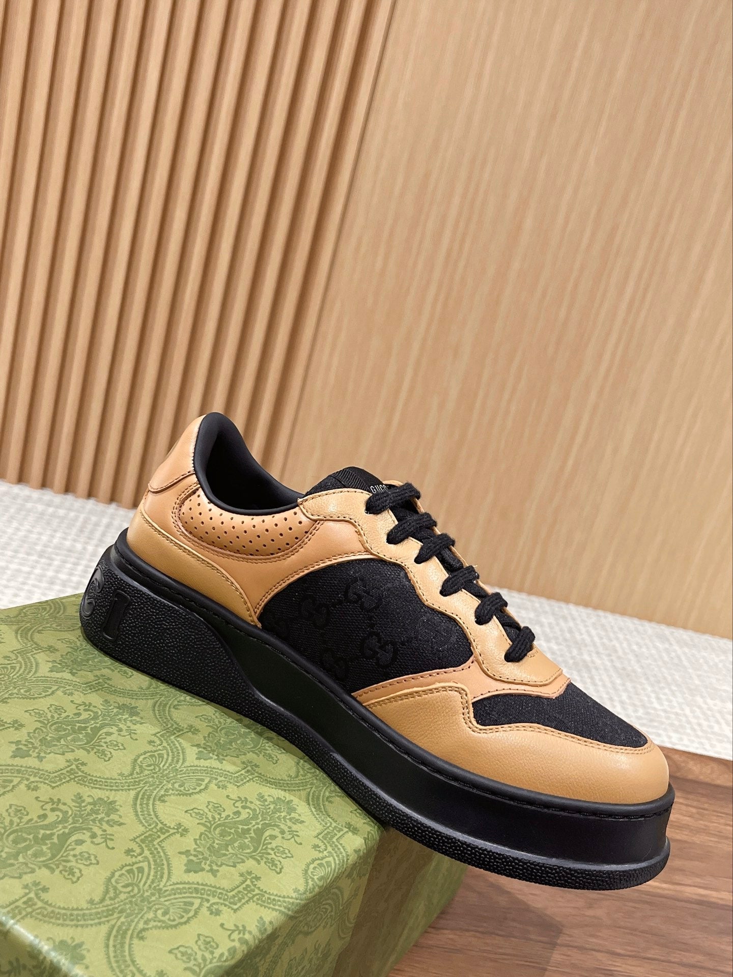 Couple's 𝐂𝐡𝐮𝐧𝐤𝐲 latest biscuit shoes