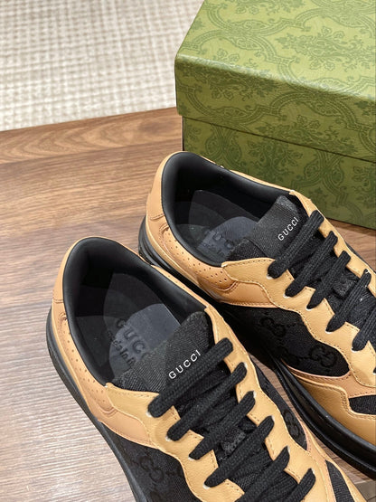 Couple's 𝐂𝐡𝐮𝐧𝐤𝐲 latest biscuit shoes