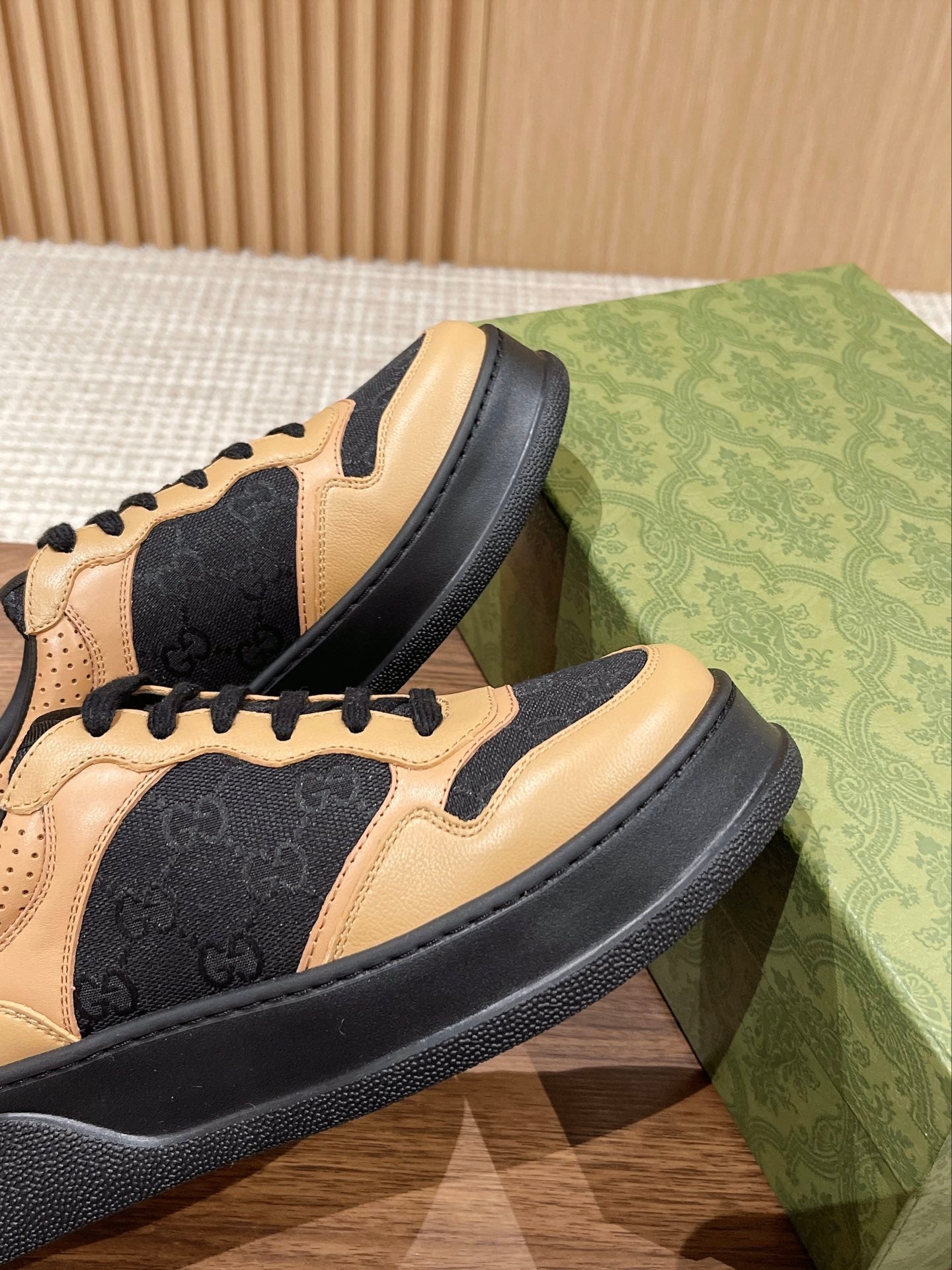 Couple's 𝐂𝐡𝐮𝐧𝐤𝐲 latest biscuit shoes