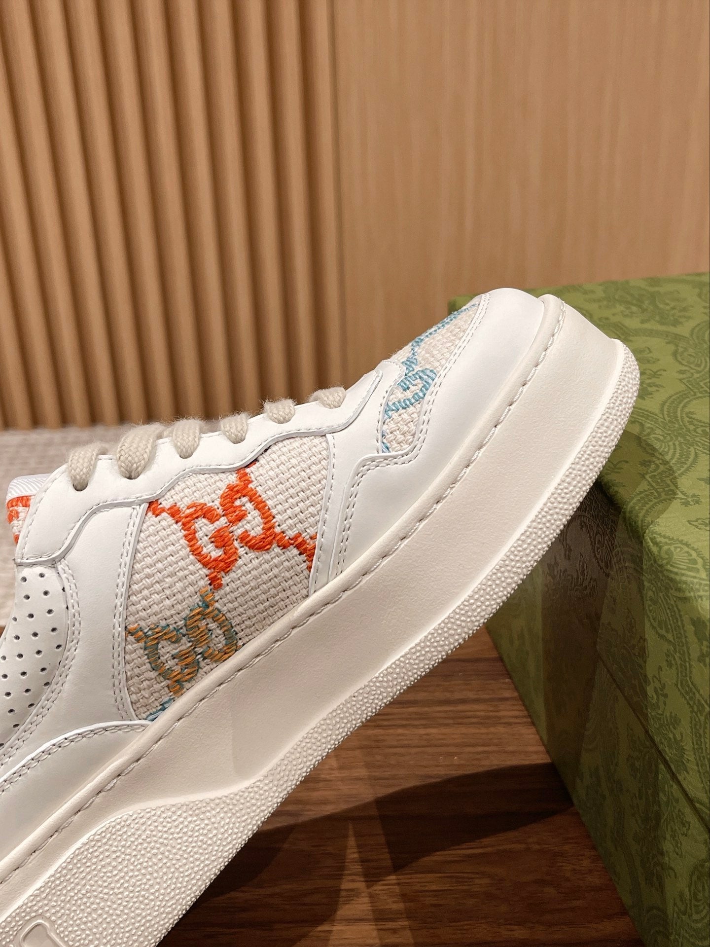 Couple's 𝐂𝐡𝐮𝐧𝐤𝐲  latest biscuit shoes