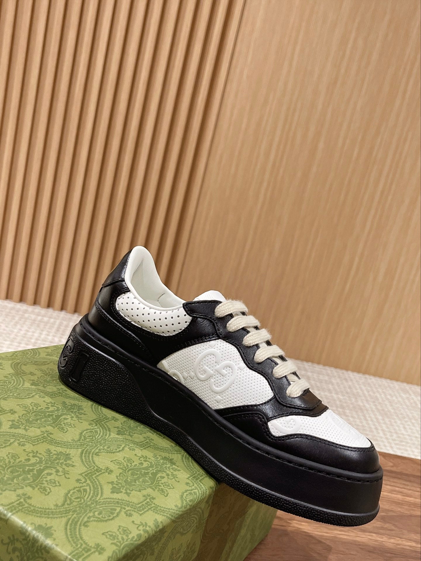 Couple's 𝐂𝐡𝐮𝐧𝐤𝐲  latest biscuit shoes