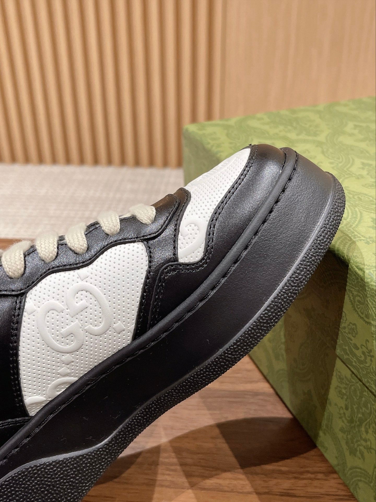 Couple's 𝐂𝐡𝐮𝐧𝐤𝐲  latest biscuit shoes