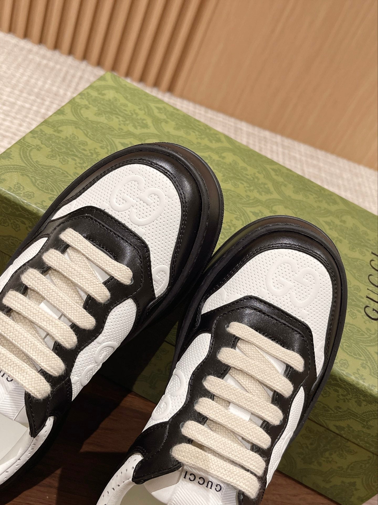 Couple's 𝐂𝐡𝐮𝐧𝐤𝐲  latest biscuit shoes