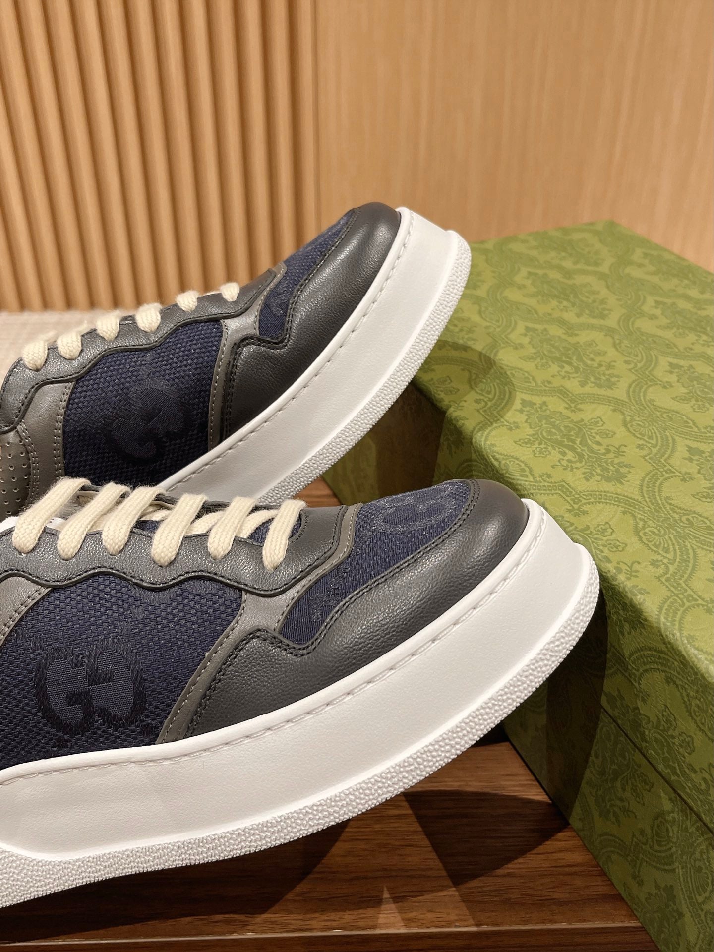 Couple's 𝐂𝐡𝐮𝐧𝐤𝐲  latest biscuit shoes