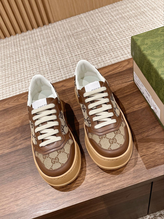 Couple's 𝐂𝐡𝐮𝐧𝐤𝐲  latest biscuit shoes