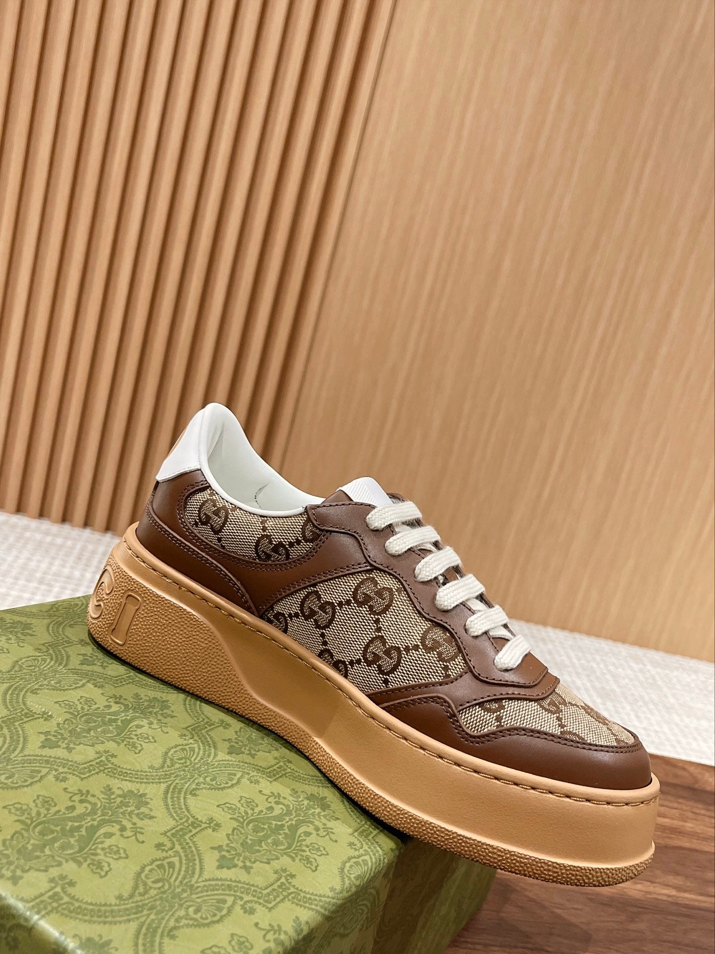 Couple's 𝐂𝐡𝐮𝐧𝐤𝐲  latest biscuit shoes