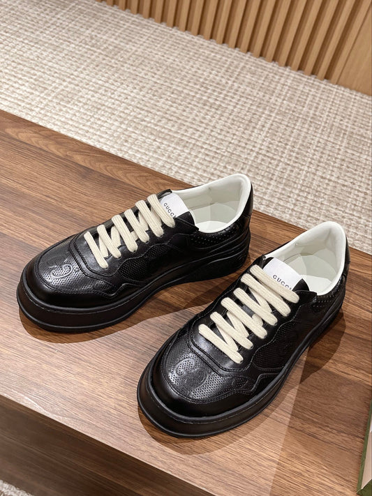 Couple's 𝐂𝐡𝐮𝐧𝐤𝐲  latest biscuit shoes