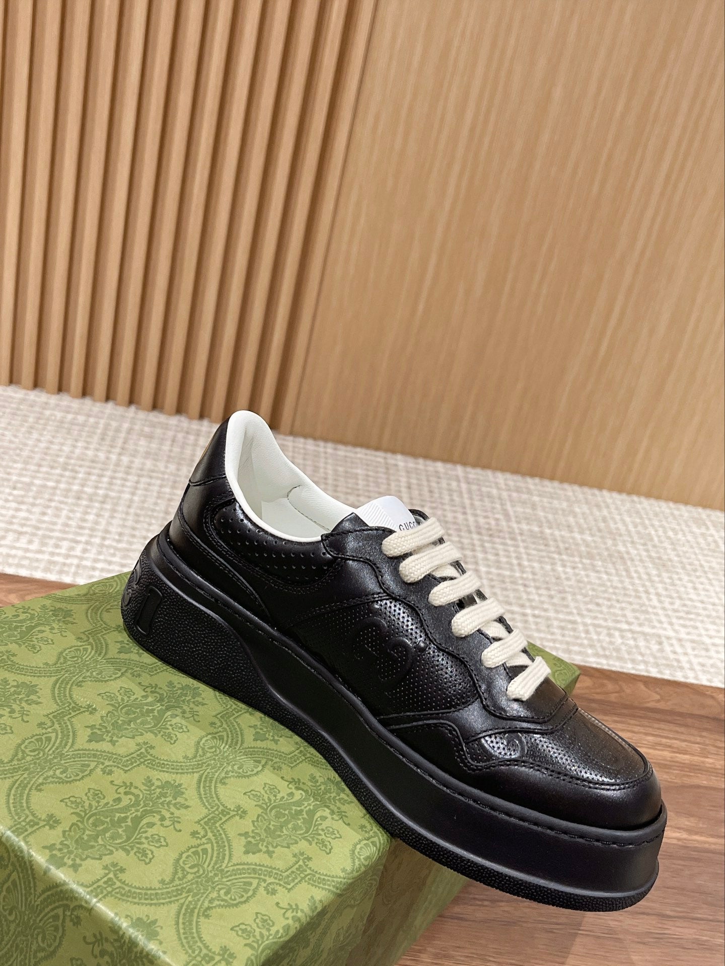 Couple's 𝐂𝐡𝐮𝐧𝐤𝐲  latest biscuit shoes