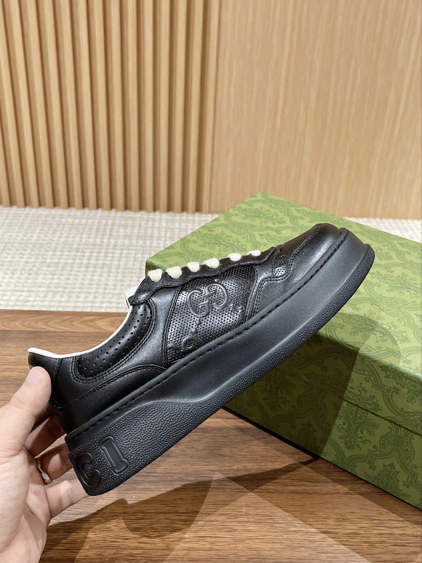 Couple's 𝐂𝐡𝐮𝐧𝐤𝐲  latest biscuit shoes