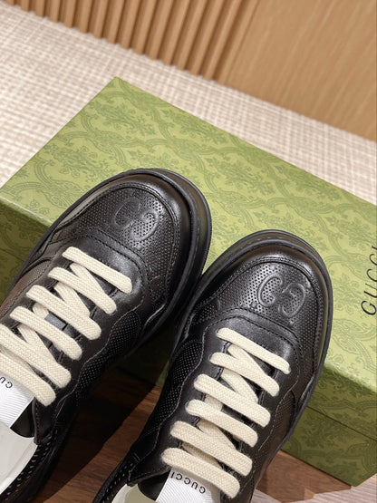 Couple's 𝐂𝐡𝐮𝐧𝐤𝐲  latest biscuit shoes