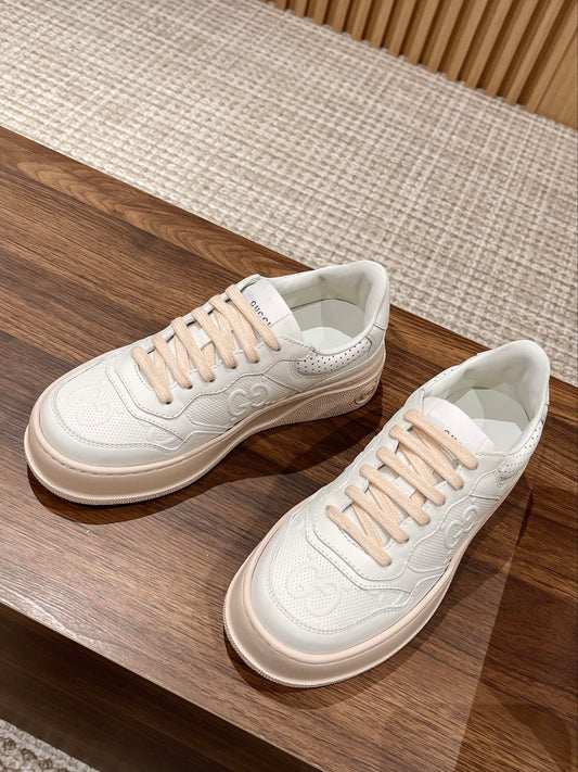 Couple's 𝐂𝐡𝐮𝐧𝐤𝐲  latest biscuit shoes