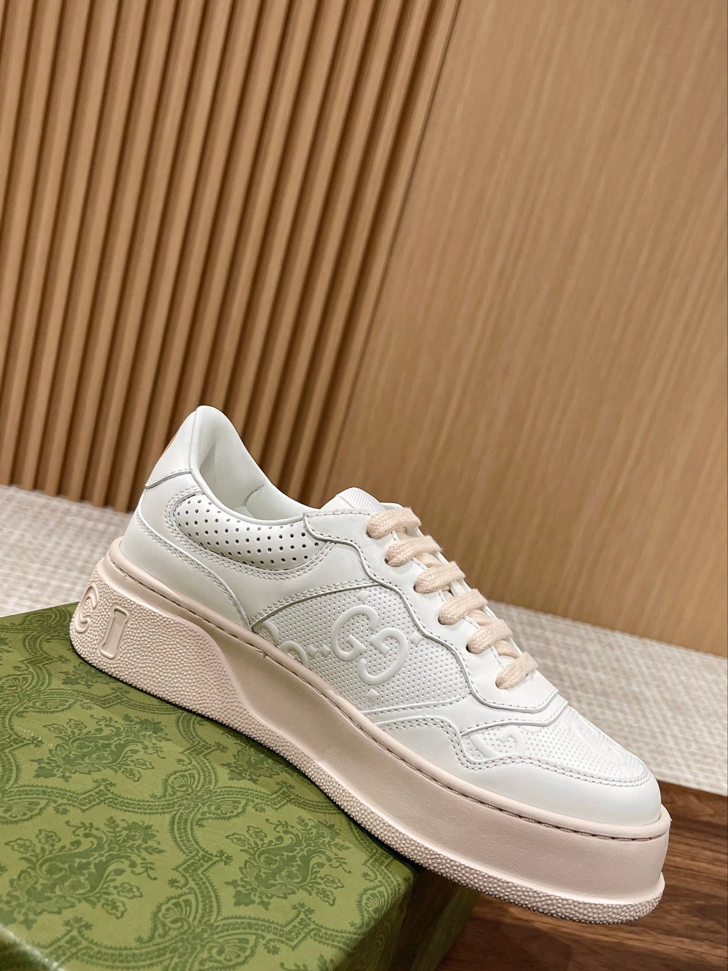 Couple's 𝐂𝐡𝐮𝐧𝐤𝐲  latest biscuit shoes