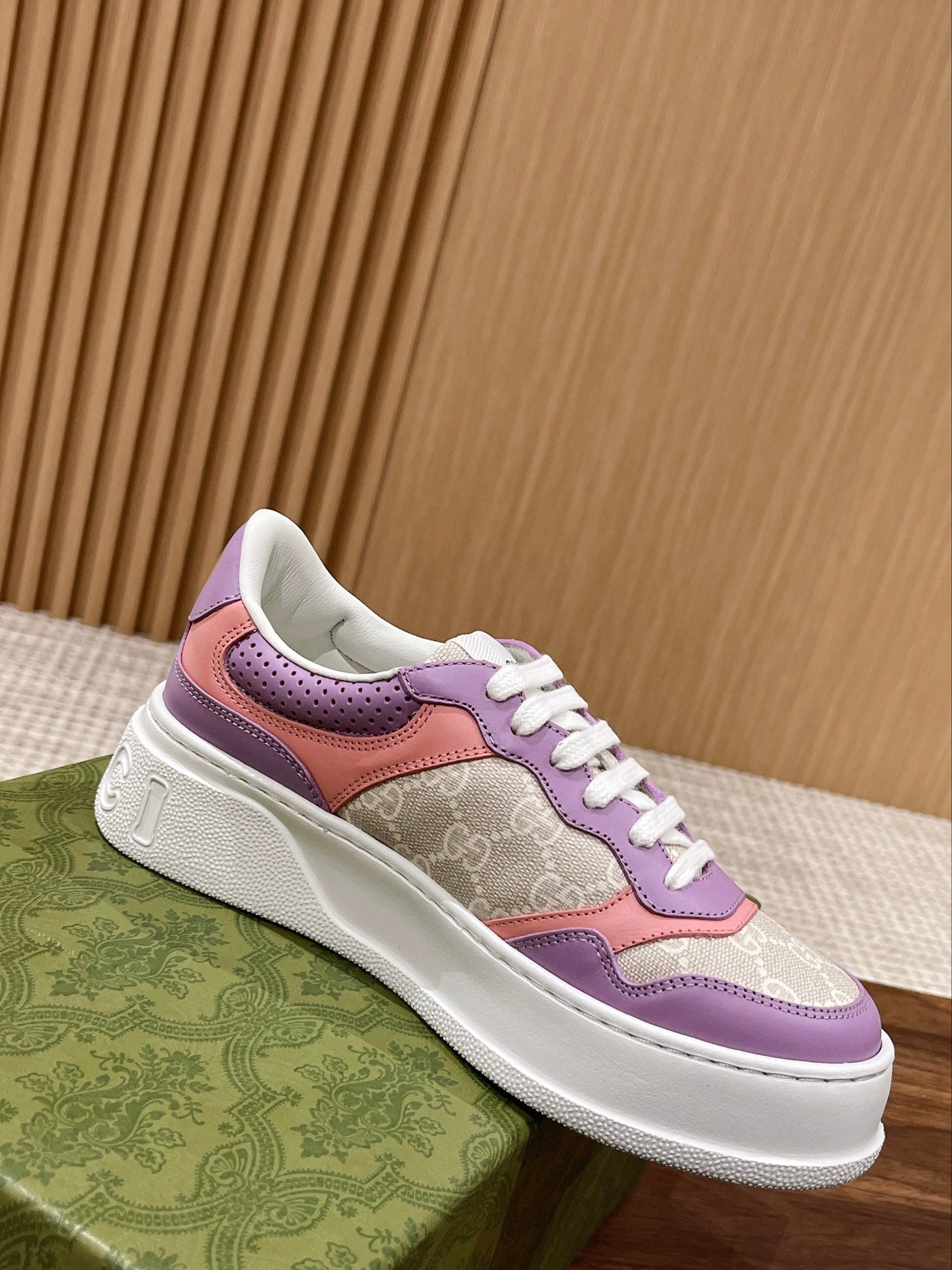 Couple's 𝐂𝐡𝐮𝐧𝐤𝐲  latest biscuit shoes