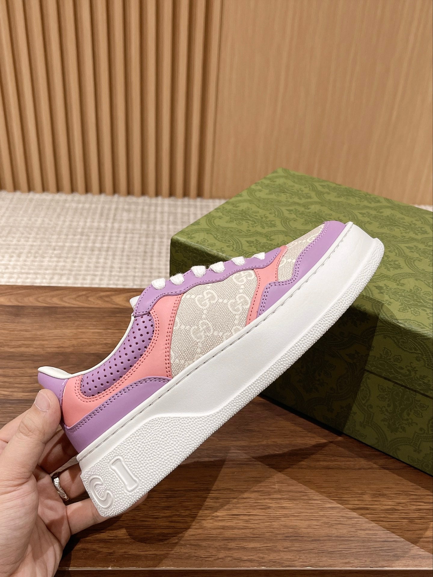 Couple's 𝐂𝐡𝐮𝐧𝐤𝐲  latest biscuit shoes