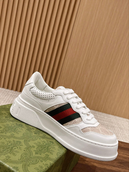 Couple's 𝐂𝐡𝐮𝐧𝐤𝐲  latest biscuit shoes